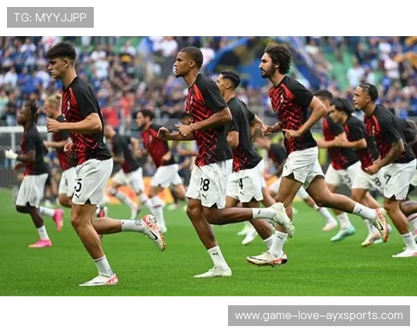 AC米兰后防轮换训练:教练要求更快速的换位与压缩空间 AC米兰后防轮换训练:教练要求更快速的换位与压缩空间