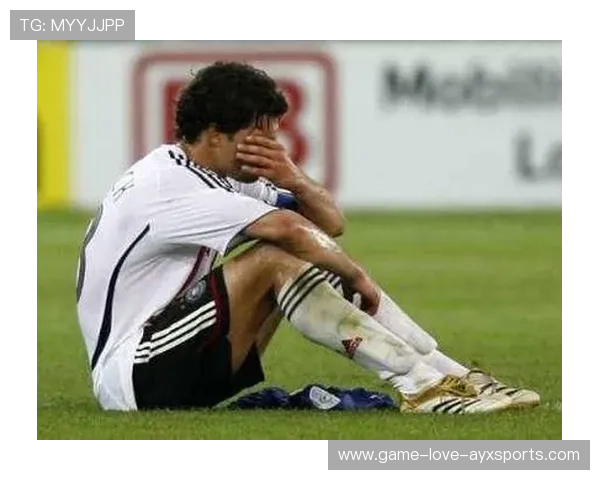 梅西好友缺席出场机会后情绪崩溃，场边落泪令人动容